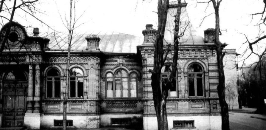 Фото 2 - Стара будівля Краєзнавчого музею розміщувалася на розі сучасних вулиць Гоголя та Симоненка