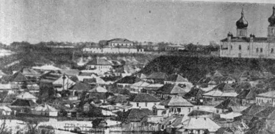 Фото 2 - Черкаси в 1888 році, на фото – Святотроїцька церква, на задньому плані – двоповерхова будівля в'язниці