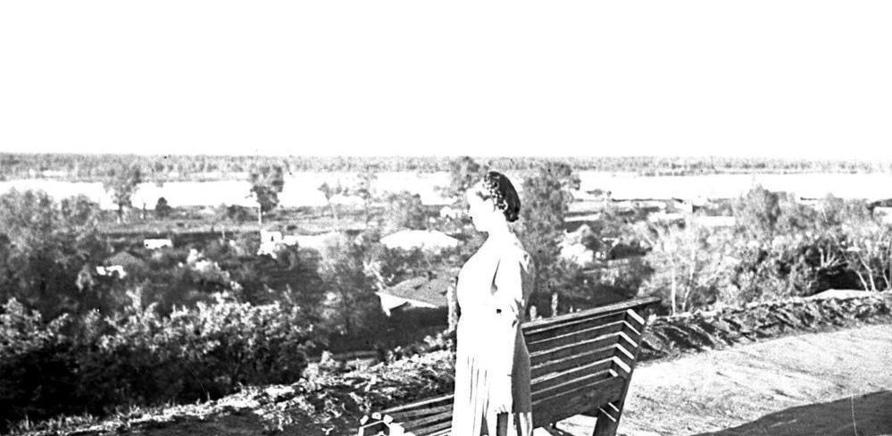 Фото 3 - Вид на Дніпро зі скверу Богдана Хмельницького в 1947 році