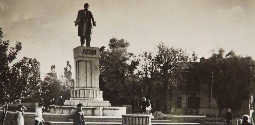 Пам'ятник Леніну, тепер на цій території стоїть Макдональдс