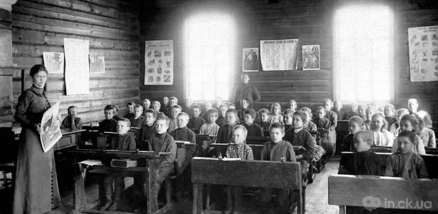 Учителювали в народних школах переважно жінки