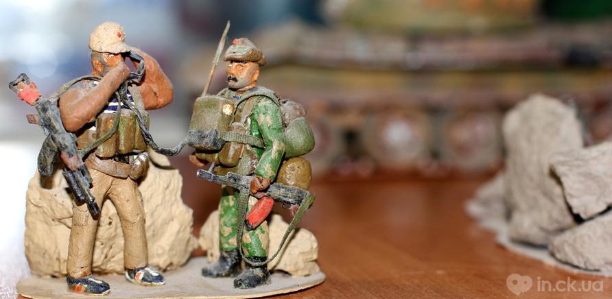 Фото 1 - Фігурки солдатів виготовлені з хліба та розмальовані акриловою фарбою