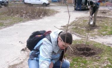 Черкасский областной молодежный ресурсный центр - Высадка деревьев в рамках всеукраинского социально-экологического проекта “Сделаем Украину Чистой” - фото 3