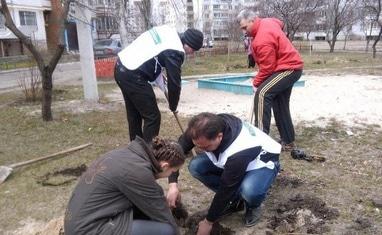 Черкасский областной молодежный ресурсный центр - Высадка деревьев в рамках всеукраинского социально-экологического проекта “Сделаем Украину Чистой” - фото 1
