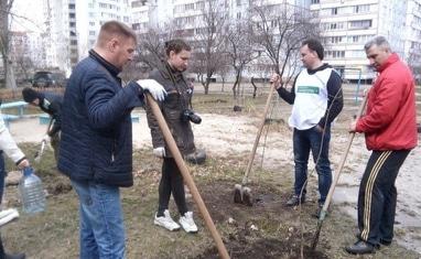Черкасский областной молодежный ресурсный центр - Высадка деревьев в рамках всеукраинского социально-экологического проекта “Сделаем Украину Чистой” - фото 5