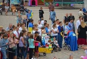 Статья 'Парад детских колясок в патриотичном стиле '