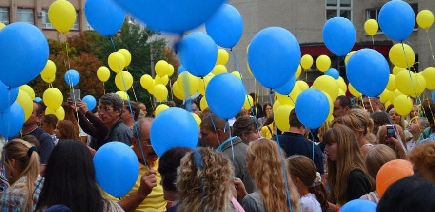 'Черкасщане запустили в небо национальный флаг из воздушных шариков'