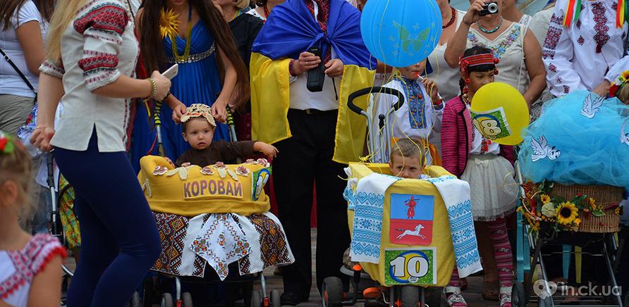 Фото 4 - Парад детских колясок в патриотичном стиле