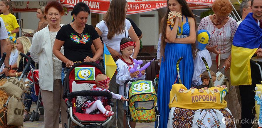 Фото 1 - Парад детских колясок в патриотичном стиле