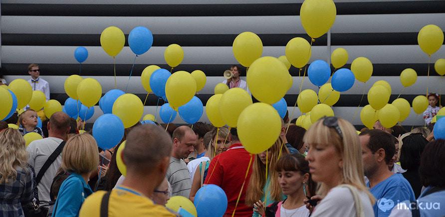 Фото 1 - Черкасщане запустили в небо национальный флаг из воздушных шариков