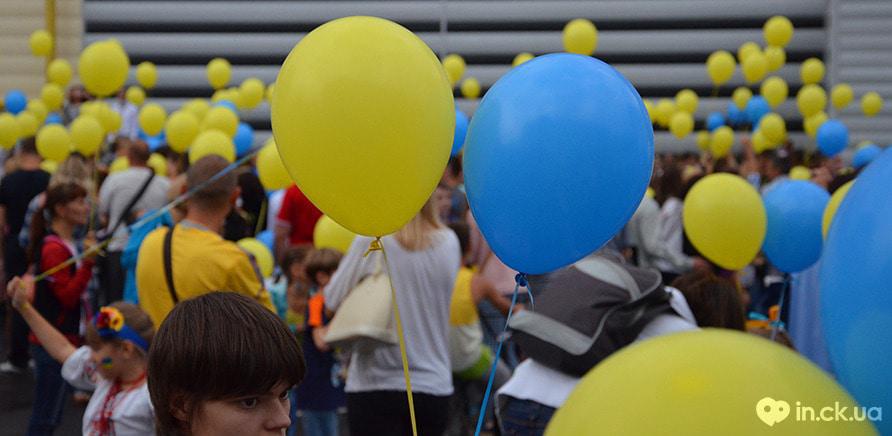 Фото 3 - Черкасці запустили в небо національний прапор із повітряних кульок