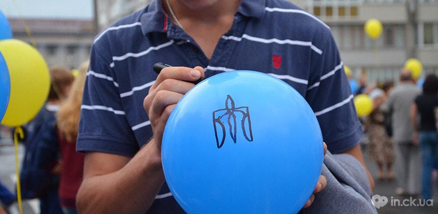 Фото 4 - Черкасщане запустили в небо национальный флаг из воздушных шариков