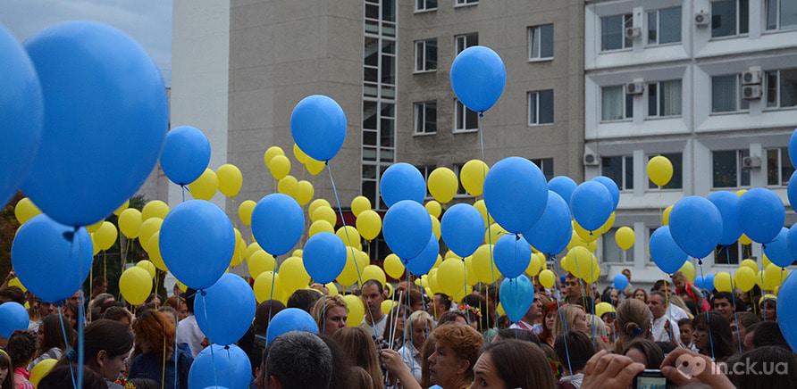 Фото 5 - Черкасщане запустили в небо национальный флаг из воздушных шариков