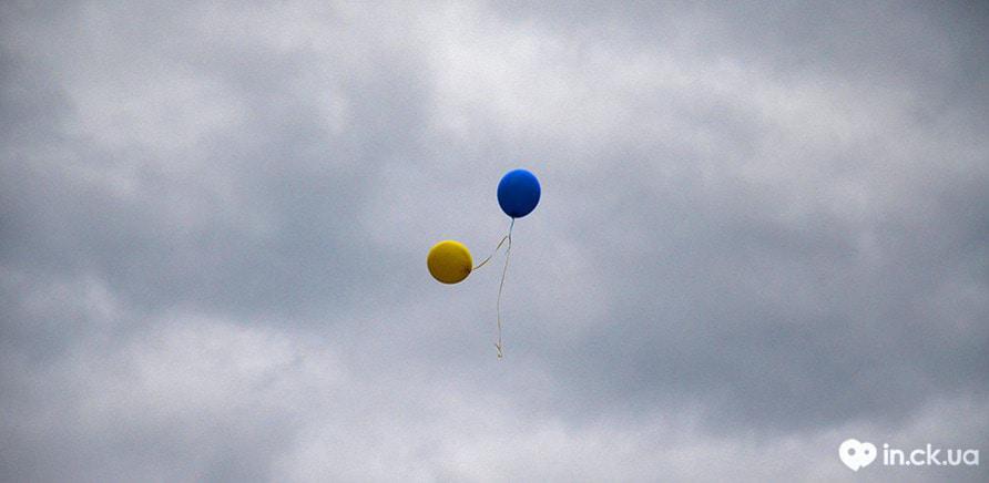 Фото 6 - Черкасці запустили в небо національний прапор із повітряних кульок