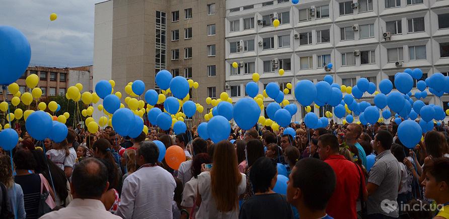 Фото 7 - Черкасці запустили в небо національний прапор із повітряних кульок