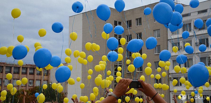 Фото 8 - Черкасці запустили в небо національний прапор із повітряних кульок