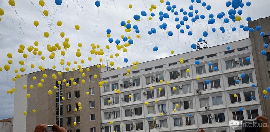 Фото 9 - Черкасці запустили в небо національний прапор із повітряних кульок