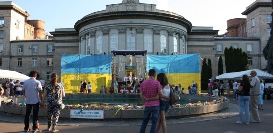 Фото 3 - В Черкассах прошла акция "Україна вражає"