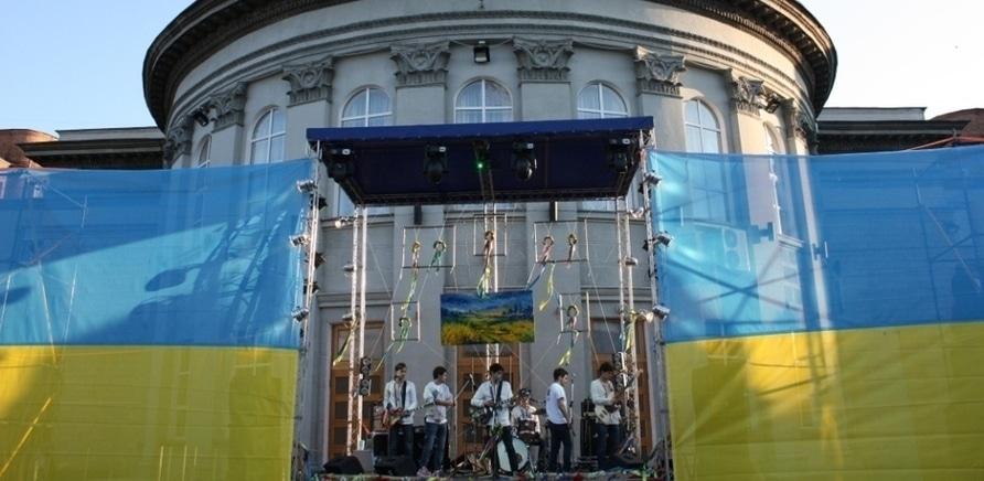Фото 2 - У Черкасах відбулася акція "Україна вражає"