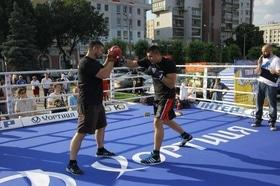 Стаття 'На головній площі Черкас тренувалися боксери'