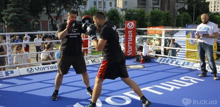 Фото 2 - На главной площади Черкасс тренировались боксеры