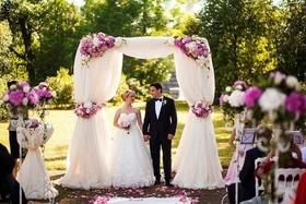 Статья 'Выездная церемония или РАГС: сколько стоит регистрация брака?'