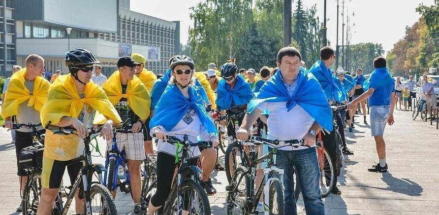 'Черкасщане образовали самый большой движущийся флаг Украины'
