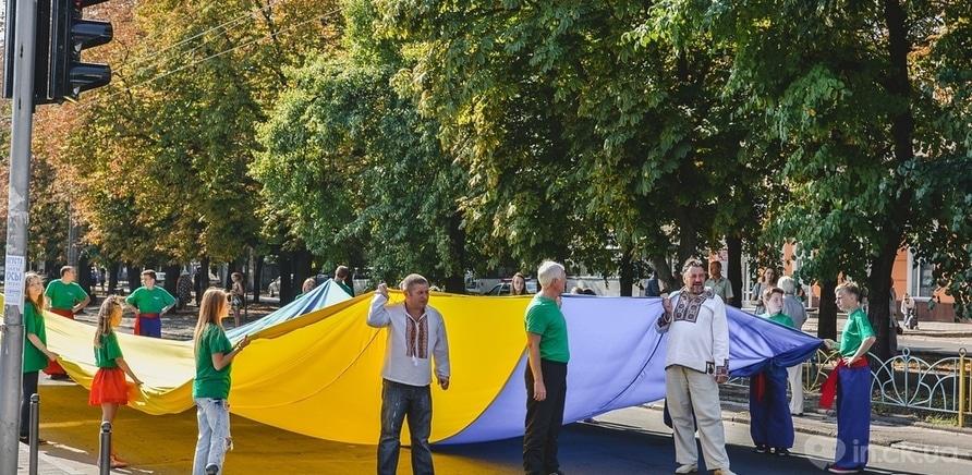 Фото 2 - Черкасщане образовали самый большой движущийся флаг Украины
