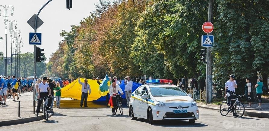 Фото 4 - Черкащани утворили найбільший рухомий прапор України