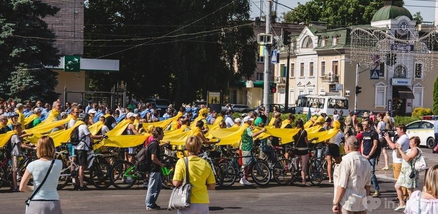 Фото 5 - Черкасщане образовали самый большой движущийся флаг Украины