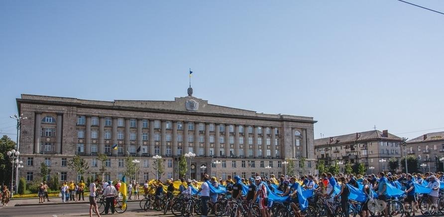 Фото 6 - Черкасщане образовали самый большой движущийся флаг Украины