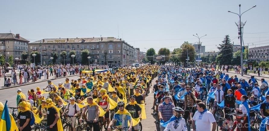 Фото 7 - Черкасщане образовали самый большой движущийся флаг Украины