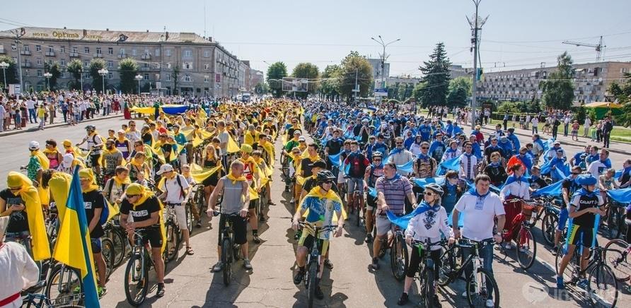 Фото 8 - Черкасщане образовали самый большой движущийся флаг Украины