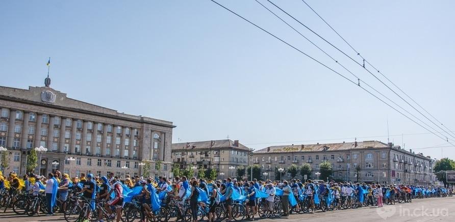 Фото 9 - Черкасщане образовали самый большой движущийся флаг Украины