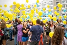 Статья 'Черкащане запустили желто-голубой флаг из воздушных шариков'