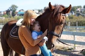 Статья 'История выздоровления: черкасщанка лечит детей при помощи верховой езды '