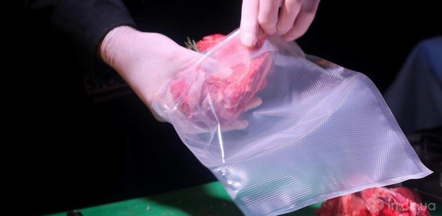 Фото 8 - Підготовка м'яса до відправки у вакуумний апарат