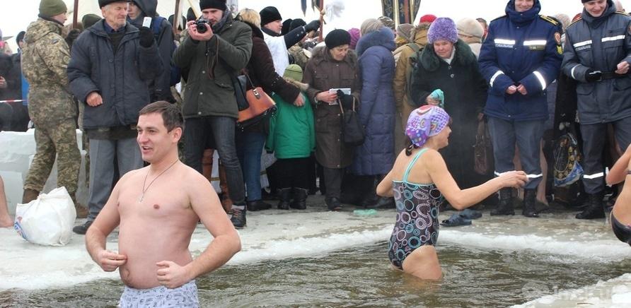 Фото 5 - Как черкащане на Крещение в ледяную воду ныряли