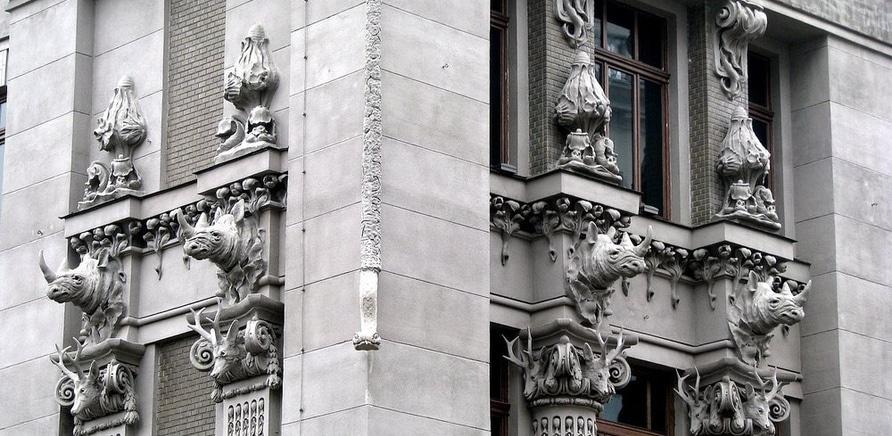 Фото 2 - Дом с химерами. Фасад украшают головы носорогов и оленей