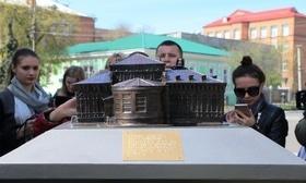 Статья 'На черкасском Крещатике установили мини-копии исторических зданий'