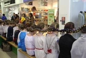 Статья 'Самую длинную в Украине девичью косу заплели в Черкассах'