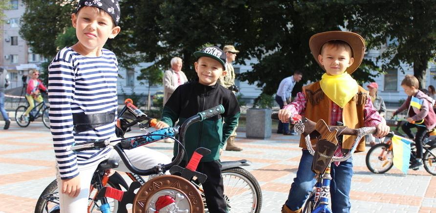 Фото 1 - В Черкассах состоялся праздничный парад детских колясок