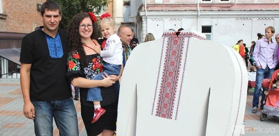 Фото 2 - Родина Гриценків із величезною вишиванкою