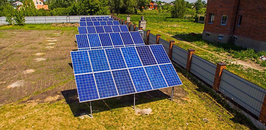 Розмістити сонячні панелі можна не тільки на даху, а й на землі