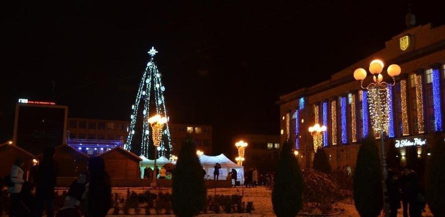 'Святой Николай зажег новогоднюю елку на Соборной площади'
