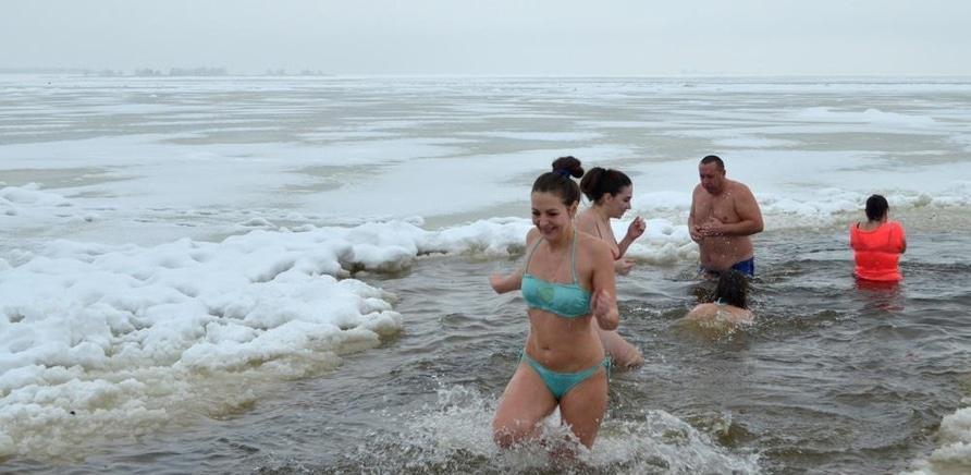 'Крещение по-черкасски: как горожане зимний купальный сезон открывали'