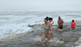 Стаття 'Водохреще по-черкаськи: як містяни зимовий купальний сезон відкривали'