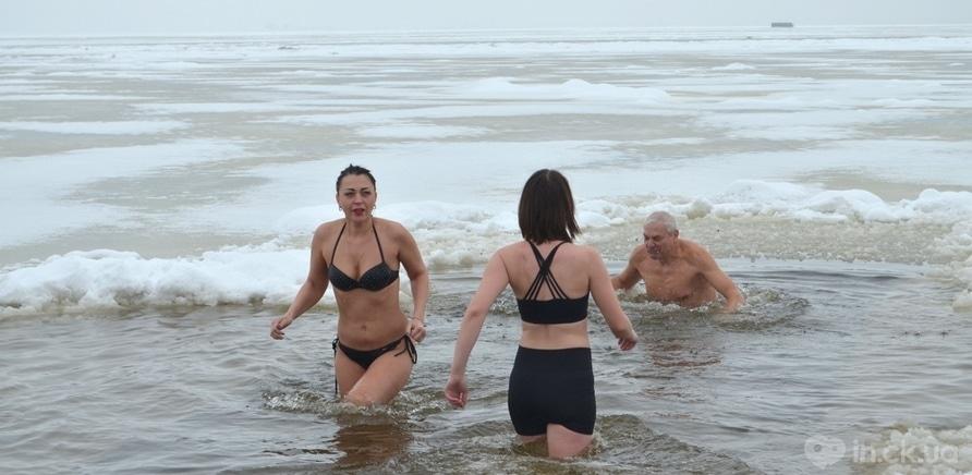 Фото 1 - Крещение по-черкасски: как горожане зимний купальный сезон открывали