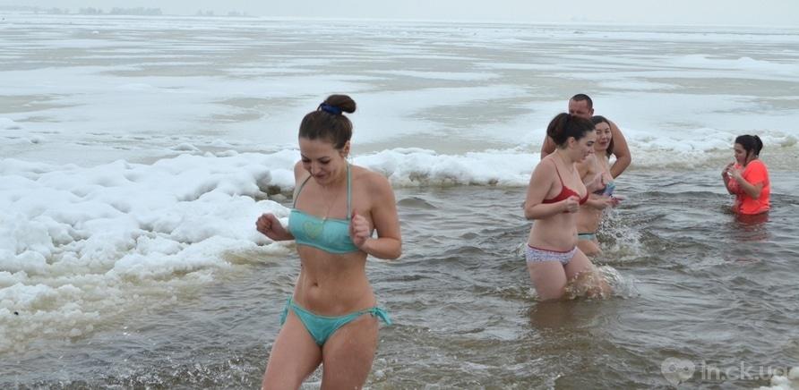 Фото 4 - Крещение по-черкасски: как горожане зимний купальный сезон открывали