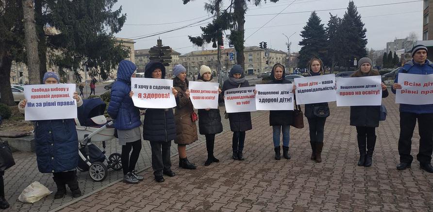 '“Протест непривитых”: 30 черкасских мам митинговали у горсовета'